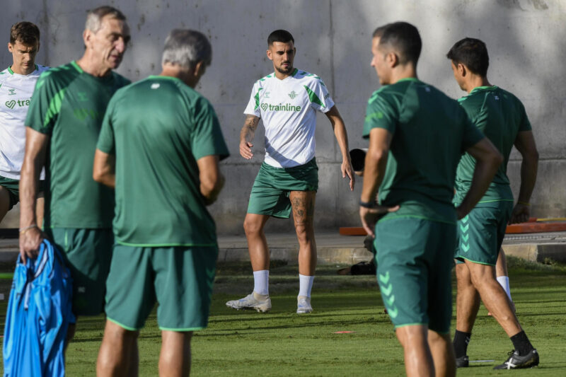 Real Madrid visita al Betis: 5 claves para el partido El centrocampista Dani Ceballos (c) volvió este miércoles a la ciudad deportiva del Betis, nueve años después de su marcha al Real Madrid y se ejercitó por vez primera junto a sus compañeros tras firmar por el club bético hasta junio de 2029. EFE/ David Arjona