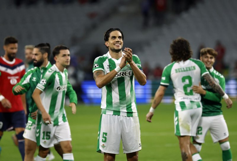Los jugadores del Real Betis celebra el 2-2 durante el partido de la UEFA Champions League,que han jugado Lille y Real Betis en Villeneuve-d'Ascq, Francia. EFE/EPA/MOHAMMED BADRA
