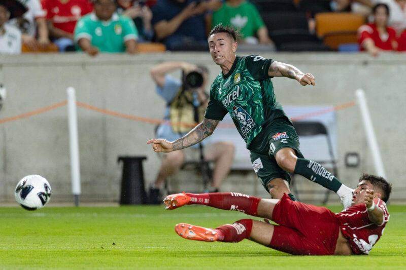 Everardo López (abajo), de Toluca, disputa el balón con Rodrigo Echeverría, de León, durante el partido de semifinal de la Leagues Cup entre Toluca y León en el estadio Shell Energy en Houston (EE.UU.). EFE/ Carlos Ramírez