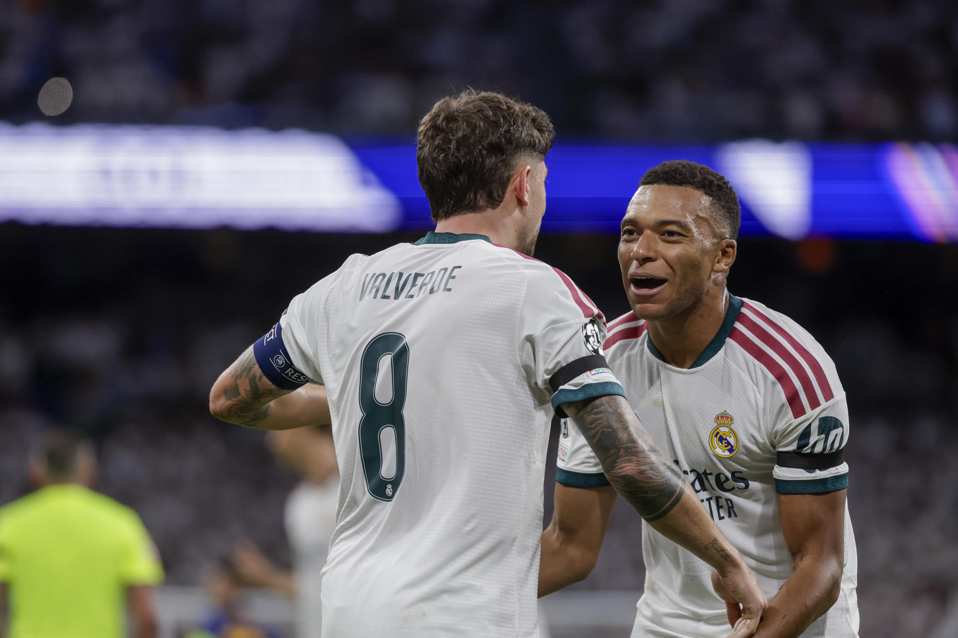 El centrocampista del Real Madrid Fede Valverde celebra su gol con Mbappé durante el encuentro correspondiente a la Liga de Campeones que disputan Real Madrid e Inter de Milán, este martes en el estadio Santiago Bernabéu, en Madrid. EFE/Juanjo Martín