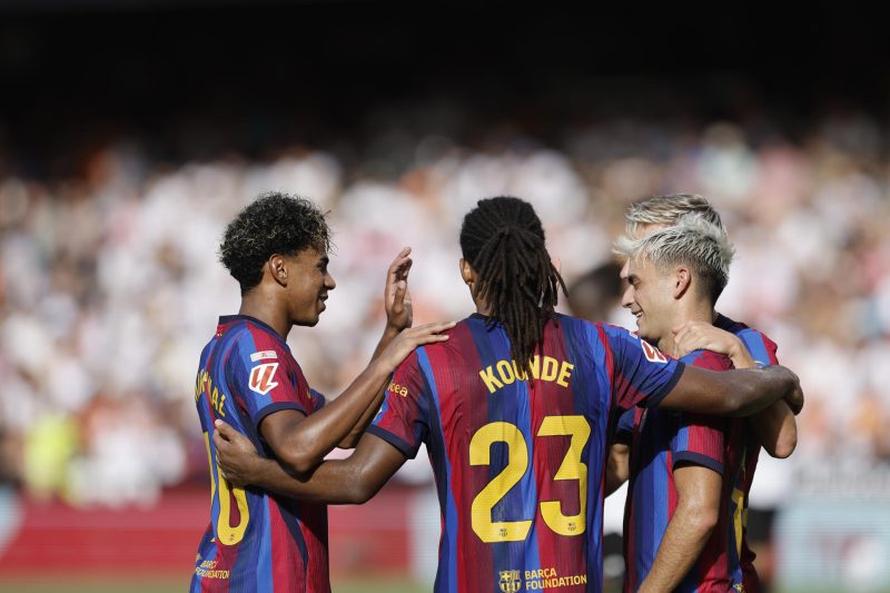 -El jugador del Barcelona Pedro González "Pedri", celebra su gol contra el Valencia, durante el partido de la jornada 4 de LaLiga entre Valencia y Barcelona, este domingo en el estadio de Mestalla.EFE/ Kai Forsterling