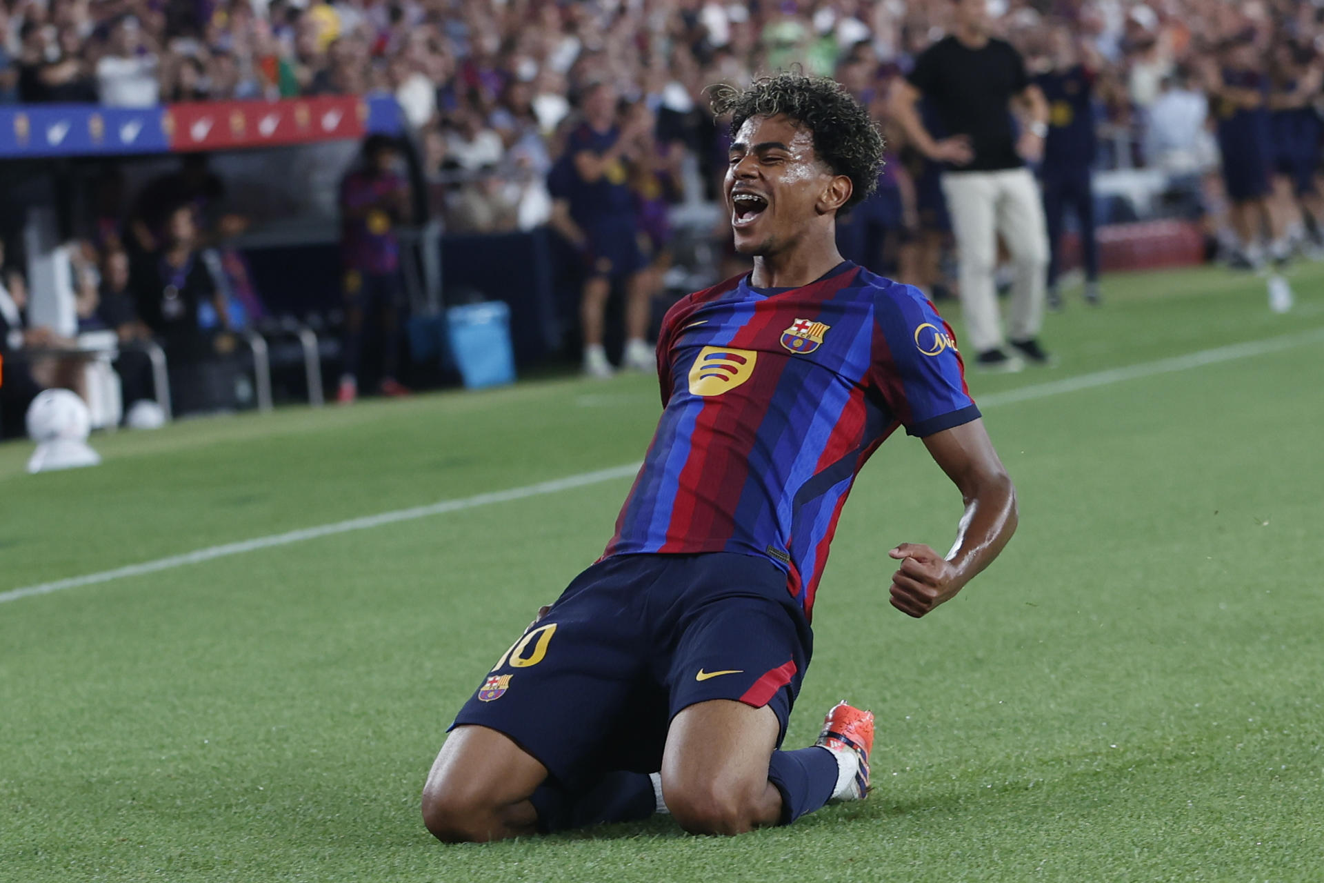 El delantero del FC Barcelona Lamine Yamal celebra un gol, segundo gol en foto de archivo de Quique García. EFE