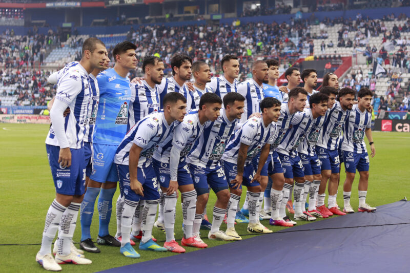 ¿Quién rompió el mercado? El Top 5 de Liga MX y MLS que más invirtió Jugadores de Pachuca forman previo a un partido de la Liga MX en el estadio Hidalgo en Pachuca (México). EFE/ David Martínez Pelcastre