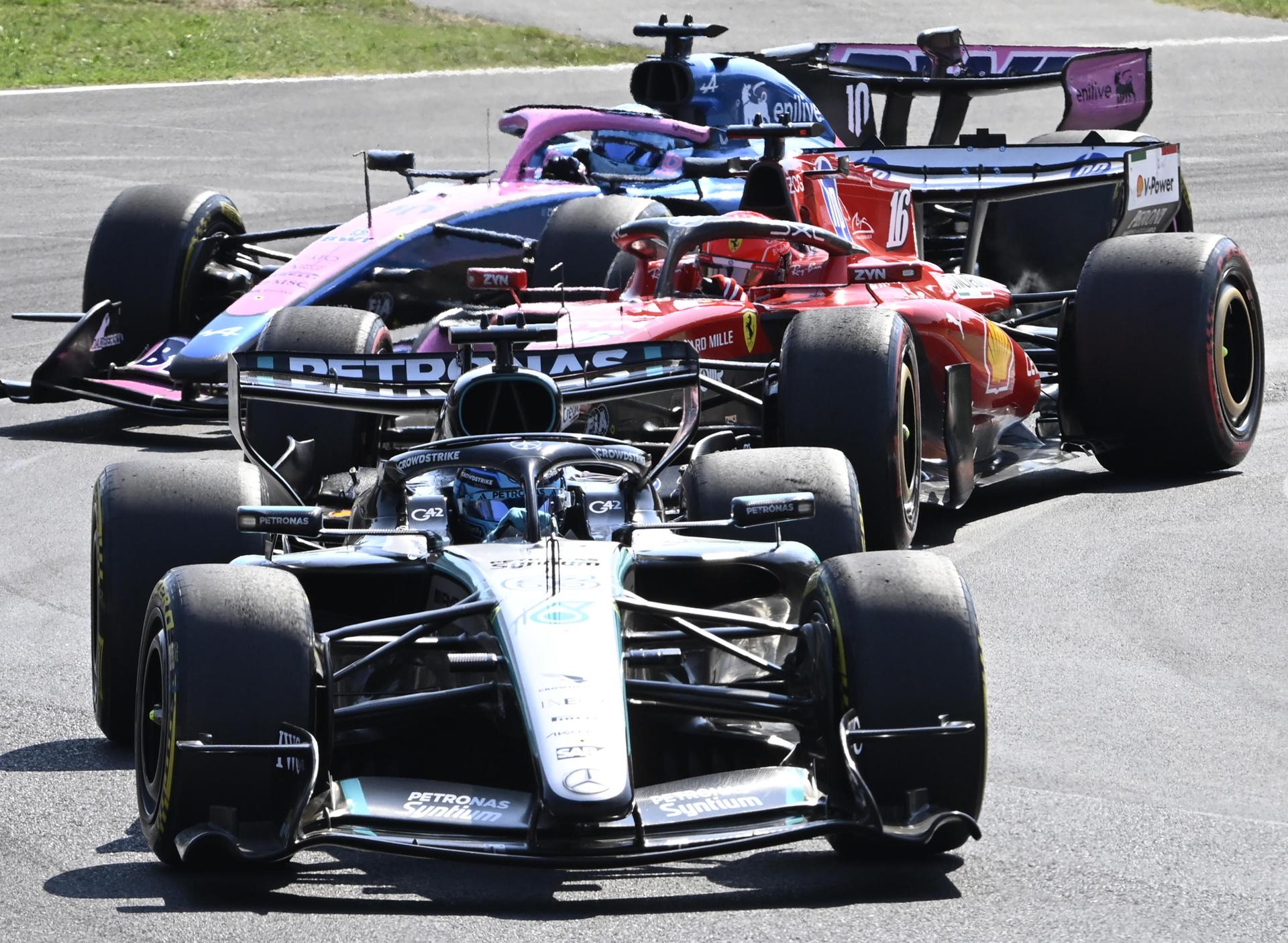 Kimi Antonelli remonta desde el fondo y hace historia en Monza El piloto de Mercedes George Russell delante de Charles Leclerc, de Ferrari, en el Circuito de Monza. EFE/EPA/DANIEL DAL ZENNARO