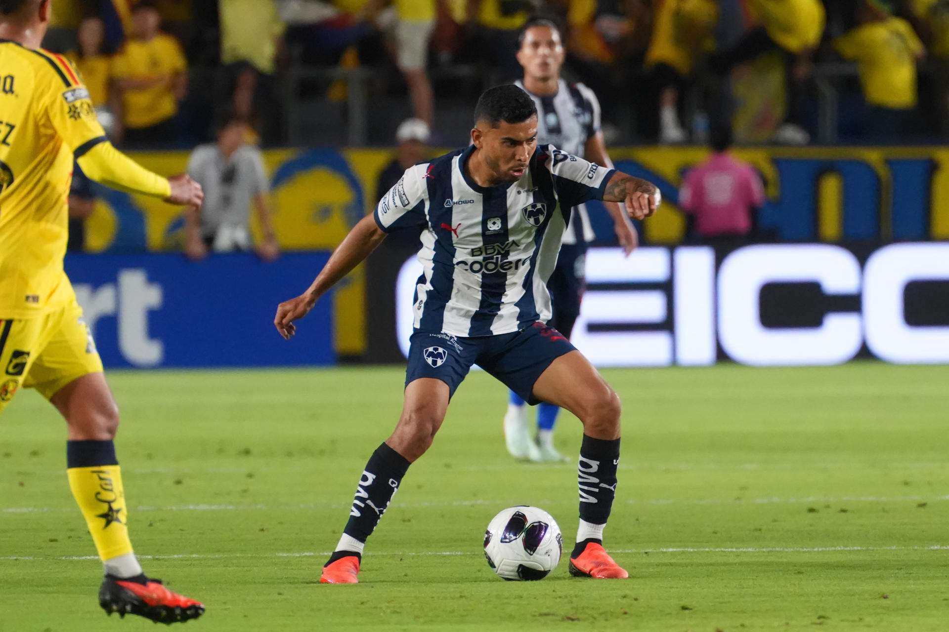 Orbelín Pineda de Monterrey controla el balón este miércoles, en un partido de semifinal por la Leagues Cup entre América y Monterrey en el estadio Dignity Health Sports Park en Carson (EE.UU.). EFE/ Ómar Alonso