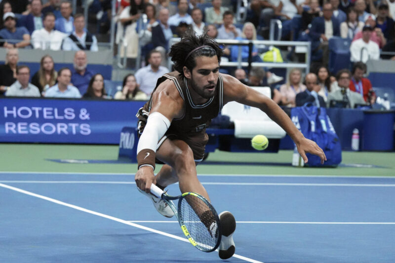 El español Carlos Alcaraz devuelve una bola ante el portugués Jaime Faria, en un partido de la segunda ronda del Abierto de Estados Unidos 2026 en el estadio Arthur Ashe, en Nueva York (EE.UU.). EFE/ Ángel Colmenares